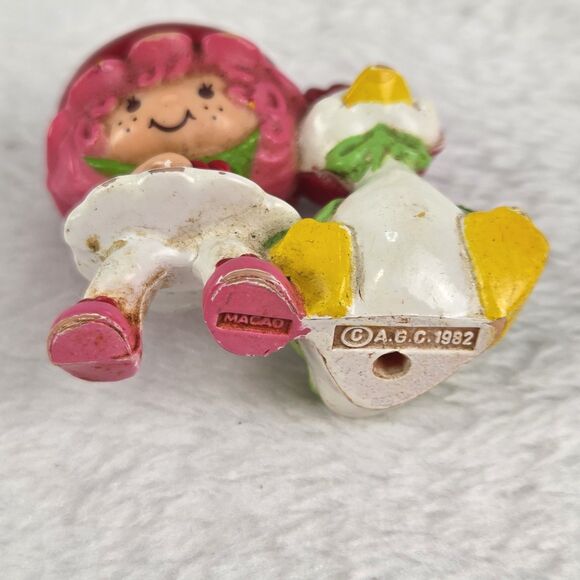 Vintage 1982 Strawberry Shortcake Figurine With Cherry Goose 1.5” - Picture 7 of 8